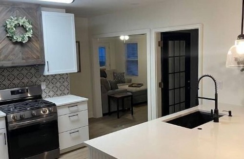 Independence House | Comfy King Beds and Fast Wi-Fi near KC stadiums