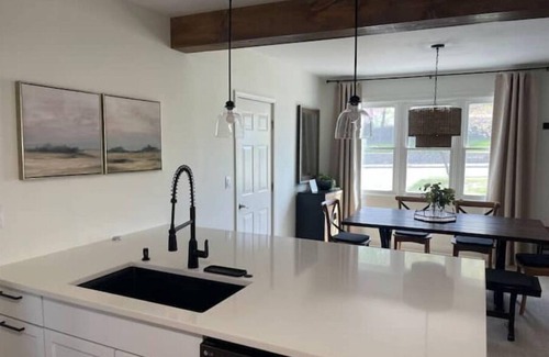 Independence House | Comfy King Beds and Fast Wi-Fi near KC stadiums