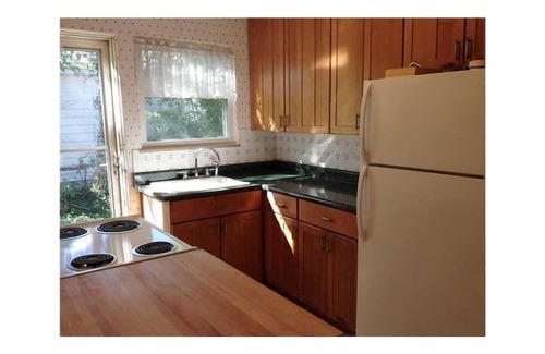 Near Eastside Apartment | Comfy Mini-Apt * Near Downtown * Private Bed/Bath