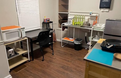 Near Eastside Apartment | Comfy Mini-Apt * Near Downtown * Private Bed/Bath