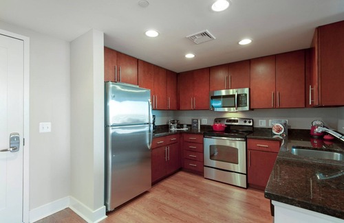 Mount Vernon Triangle Apartment | Comfy Mt. Vernon 1BR w/Gym, Doorman, close to metro, by Blueground