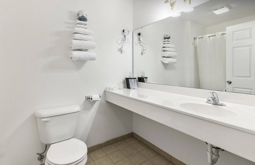 Renault Bed & Breakfast | Comfy Petite Queen Suite in the Heart of Red Bud!