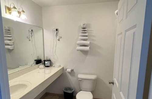 Renault Bed & Breakfast | Comfy Petite Queen Suite in the Heart of Red Bud!