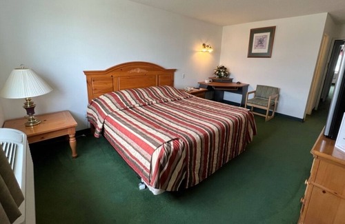 Renault Bed & Breakfast | Comfy Queen + Full Room in the Heart of Red Bud!