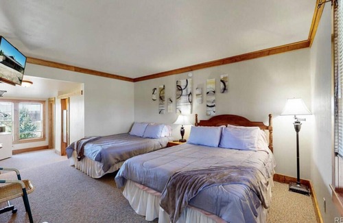 Kirk Cabin | Comfy, quiet rustic lodge with game room, bar, dining room & full XL kitchen