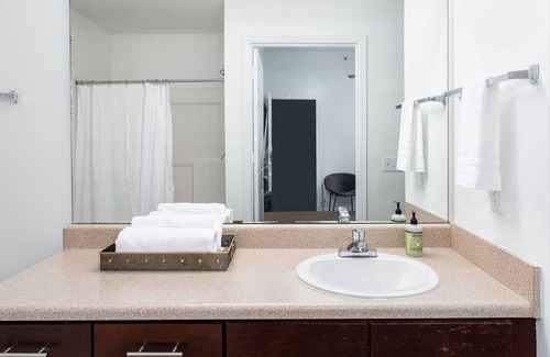 The Nations Apartment | Comfy Retreat in The Nations, EZ 2 Broadway, Walk to awesome food & drink!