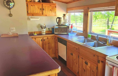 Dundee Cottage | Comfy St Lawrence getaway for Fisher or birdwatcher or for a family vacation