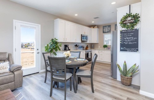 Ridgecrest House | Comfy & Stylish- 4 Bathrooms