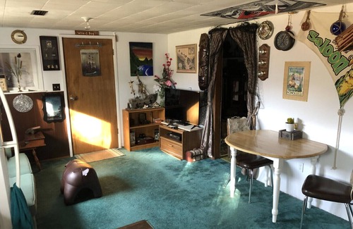 Robson House | comfy, Unique, fun suite, full kitchen, 2 bedrooms, patio, fire pit smoking area