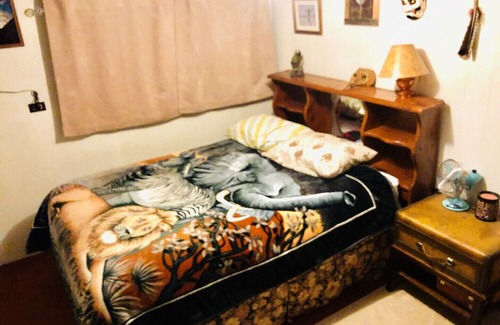 Robson House | comfy, Unique, fun suite, full kitchen, 2 bedrooms, patio, fire pit smoking area