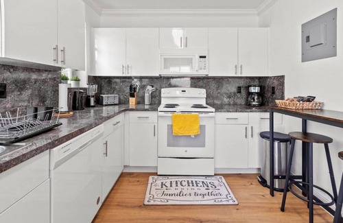 Coral Way Apartment | Comfy & Updated Apartment minutesaway from Airport