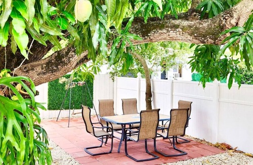 Coral Way Apartment | Comfy & Updated Apartment minutesaway from Airport