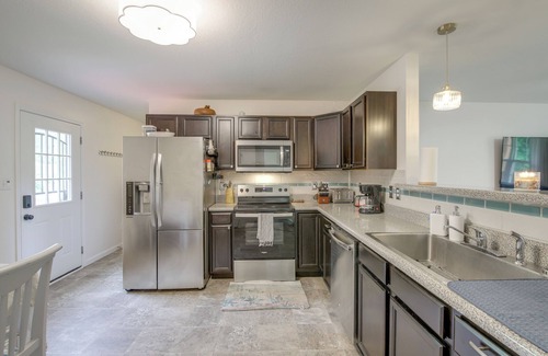 Knoxville House | Commuter-Friendly Home: 3 Mi to Dtwn Knoxville!