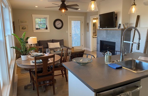 Comox House | Comox Harbour Carriage House