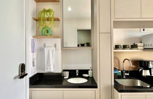 Alto da Gloria Apartment | Compact studio near CoutoPereira with air conditioning and parking space