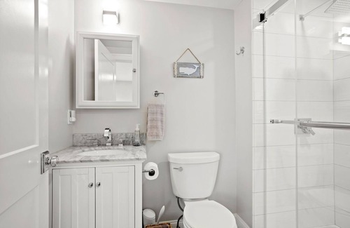Narragansett House | Compass Rose-Coastal Chic Home Walk to Beach!