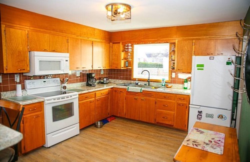 Peru House | Compass Rose · Cozy & Clean House! + W/D! Sm dogs OK!