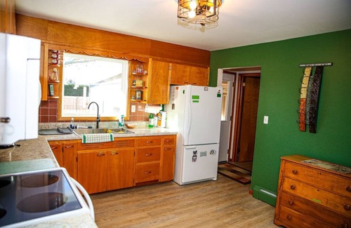 Peru House | Compass Rose · Cozy & Clean House! + W/D! Sm dogs OK!