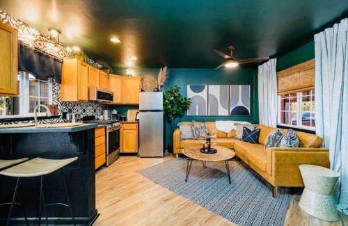 Sierra Village House | Compass SOUTH! A Boho Bungalow Fast Wi-Fi A/C