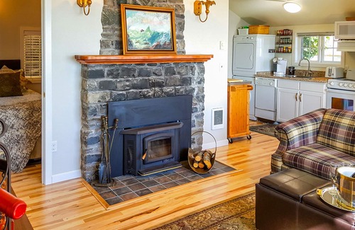 Oceanside Cottage | Completely Renovated Ocean View cottage. Walk to the beach!
