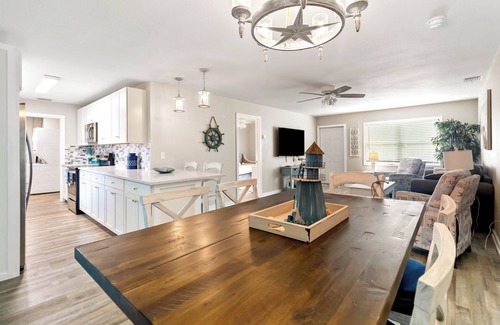 South Venice House | Completely Updated Coastal Contemporary Retreat - Minutes to the Beach !