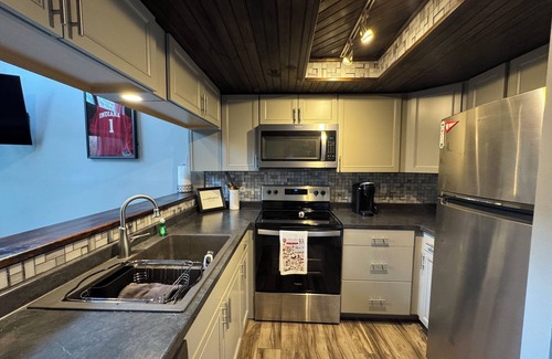Avoca Condo | Completely updated Monroe Lake Condo with private loft, steps to pool and tennis