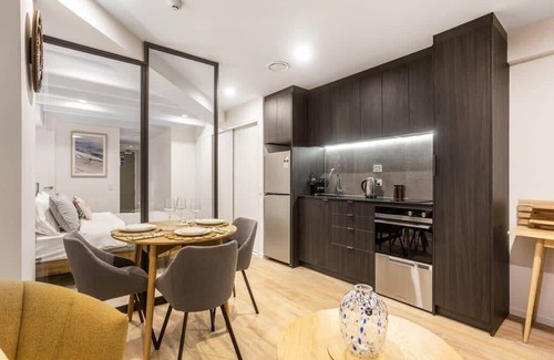 Newton Condo | Condo in Queen St CBD w Pool and Gym Zodiak Stays