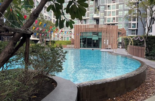 Ramkhamhaeng Apartment | Condo pool gym wifi big shopping mall boat train bus 5 min by walk night market