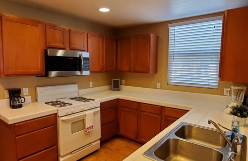 Westlake Condo | Condo w/Gym/Pool & Garage- Near Downtown & Airport