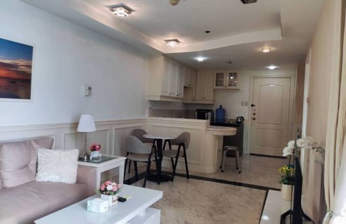 Ermita Night District Condo | Condo with balcony and bay view in malate, manila