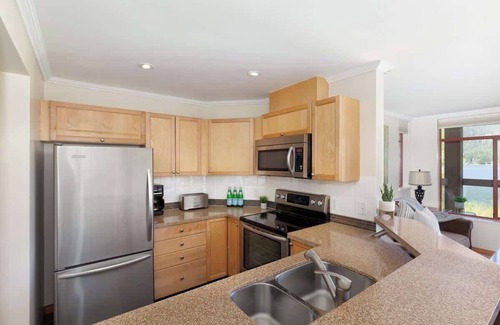 Nicklaus North Condo | Condo with Lake & Golf Course Views from Balcony