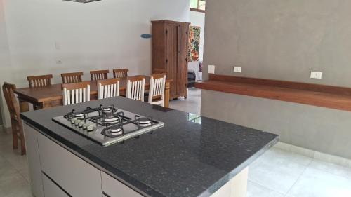 Maresias House | Condominio Vila dos Tucanos Canto Moreira 1 quadra da praia ,q tenis, piscina ,portaria 24 hs
