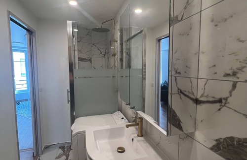 Quartier de la Goutte-d'Or Apartment | Confort & Calme à Paris - 2 Bedrooms, Idéal Famille ou Pro, Metro à 2 min