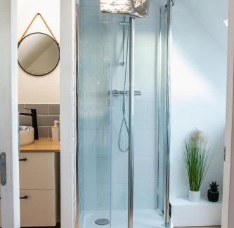 La Chapelle-Neuve Apartment | Confortable T1bis rénové, au cœur d'un bourg calme