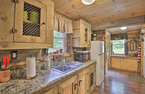 Bernhards Bay Cabin | Constantia Cabin Escape > 2 Mi to Lake Oneida