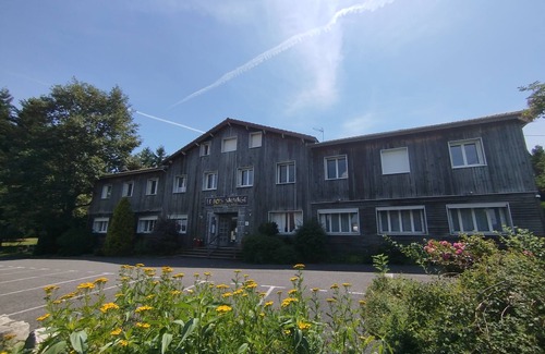 Saint-Agreve Hotel | CONTACT HOTEL LE BOIS SAUVAGE