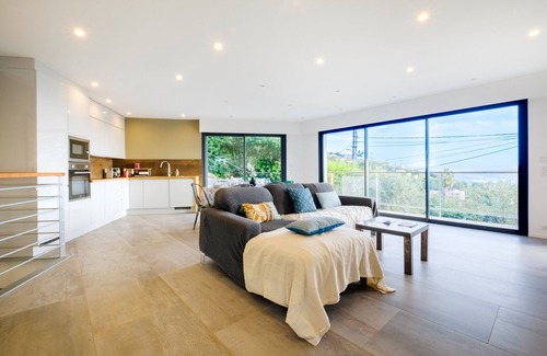 Les Termes Villa | Contemporary villa with panoramic views over the bay of Cannes and private swimming pool.