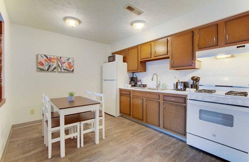 North Canton Apartment | Contemporary 1 BD | Near Hall of Fame & Airport