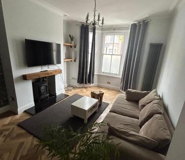 Newham House | Contemporary 3 bed house with spacious garden close to Stratford & Canary Wharf