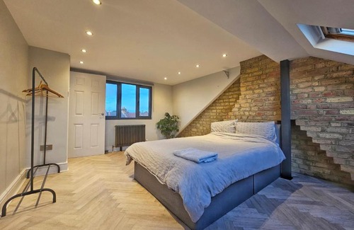Newham House | Contemporary 3 bed house with spacious garden close to Stratford & Canary Wharf