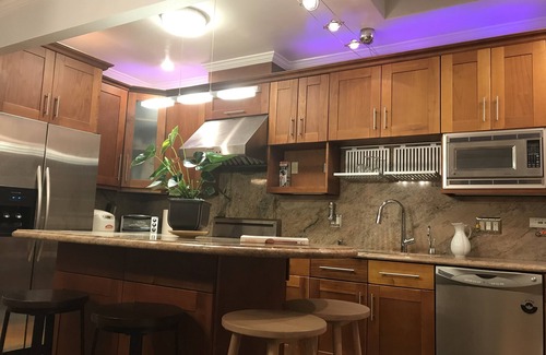 Parkside House | Contemporary 3bedrooms 2bathrooms in private top floor locates@safe neighborhood