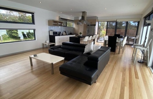 McCrae House | Contemporary 4-Bedroom Beach House with Pool Table and more!