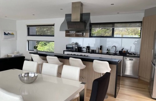 McCrae House | Contemporary 4-Bedroom Beach House with Pool Table and more!
