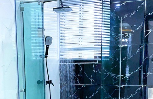Akure House | Contemporary 4 Bedroom Villa with VR Room and Fast Starlink 250Mbps Internet