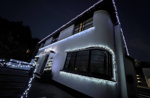 Truro House | Contemporary 6-bedroom house with gym & Cinema & hot tub - sleep 18