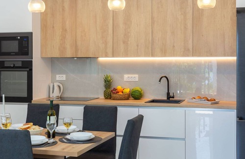 Kastel Sucurac Apartment | Contemporary Apartment With Terrace and Spacious Garden