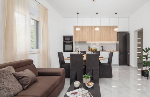 Kastel Sucurac Apartment | Contemporary Apartment With Terrace and Spacious Garden