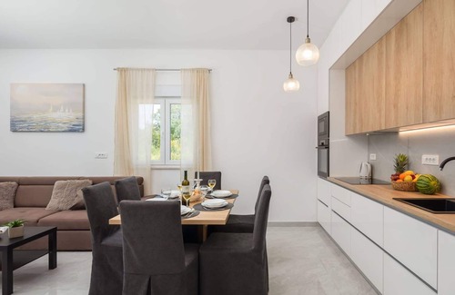 Kastel Sucurac Apartment | Contemporary Apartment With Terrace and Spacious Garden