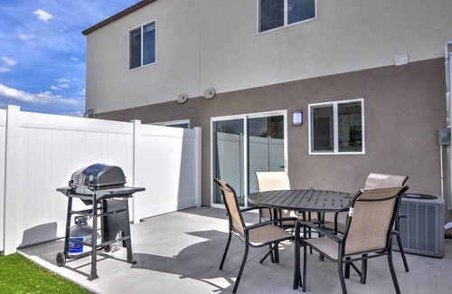 Grand Junction House | Contemporary, Clean 2 BR Townhome w/Private Patio 🐶 Friendly, Fast WiFI👨💻