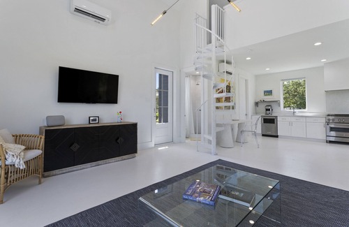 Gulf Hills Cottage | Contemporary coastal cottage